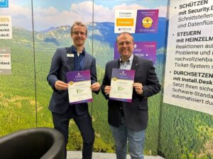 Silvio Möhring (Entwicklung) und Bastian Brand (Vertrieb) von FCS bei der Übergabe der PUR-Urkunde auf der it-sa 2025 in Nürnberg.
